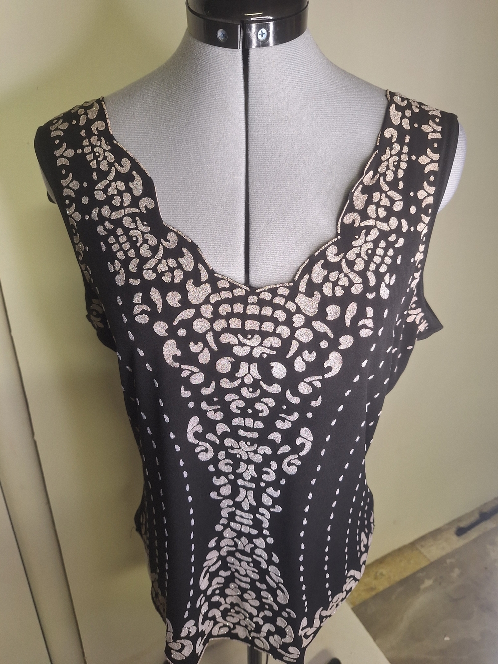 Dressbarn Vintage Black Tank Top with Beige Sparklie Decorative Print Size Large